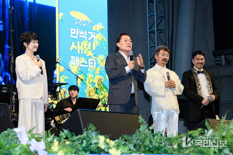 )이재준 수원시장이 장안구가 주최한 만석거 새빛페스타 무대에서 인사말을 하고 있다.