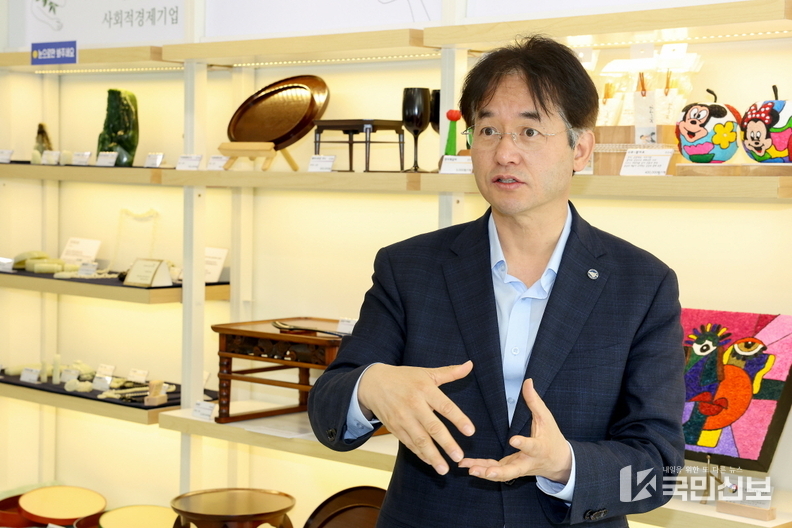 ‘2025 고양시 공예품 전시회’를 찾은 이동환 고양특례시장.