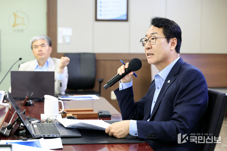  정명근 화성특례시장이 새 정부의 정책 변화에 대응하기 위한 시의 전략 방향을 설명하며, 실행 중심의 구체적인 대응책 마련을 당부하고 있다.