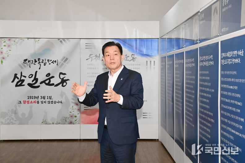 이재준 수원특례시장이 지난 3월 삼일절을 맞아 수원시청 로비에 마련된 수원 출신 독립운동가 전시를 둘러보고 있다.
