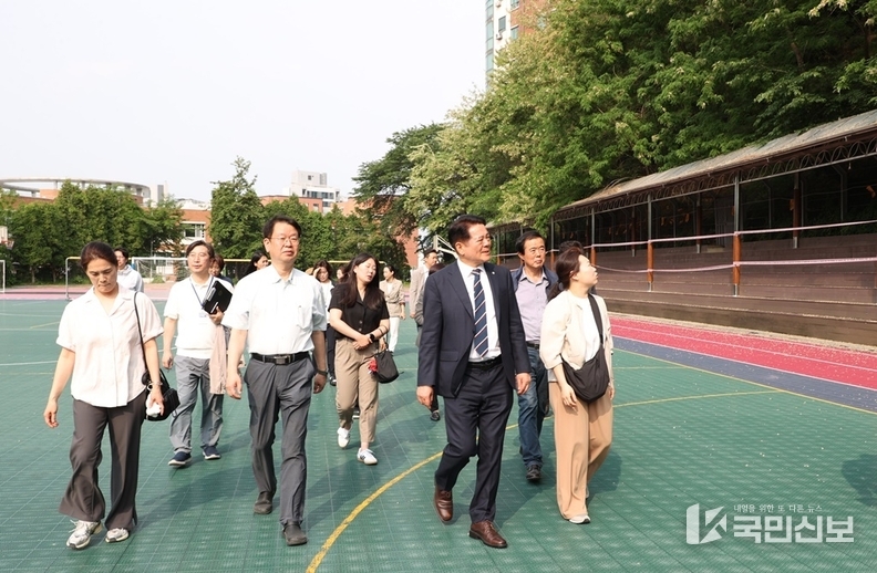 최대호 안양시장 근명중고 안양대 경계사면 민원현장 방문 사진(2025년 5월21일).
