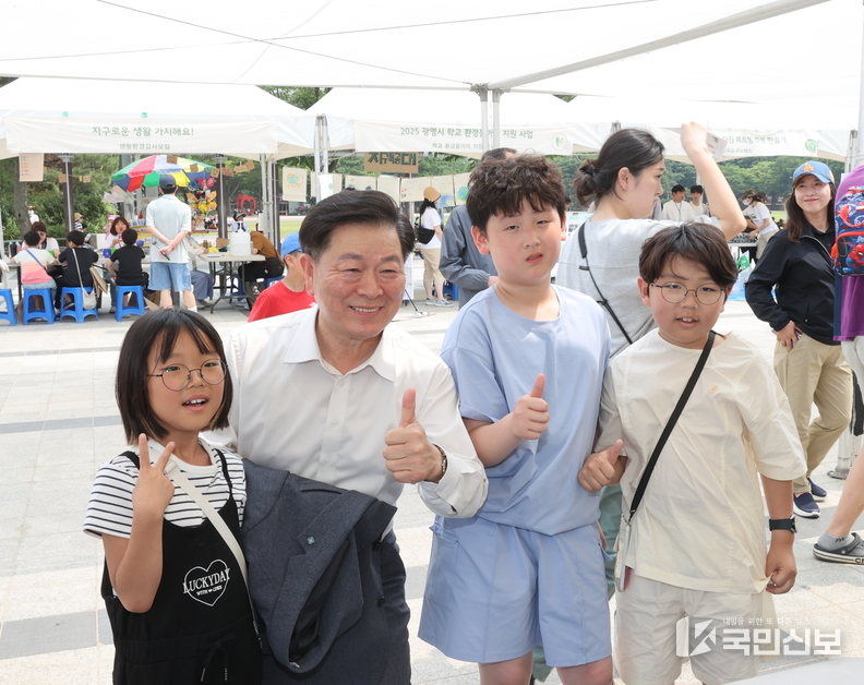 박승원 광명시장이 지난 7일 광명시민체육관 대리석광장에서 열린 체험행사에서 학생들과 기념사진을 촬영하고 있다.