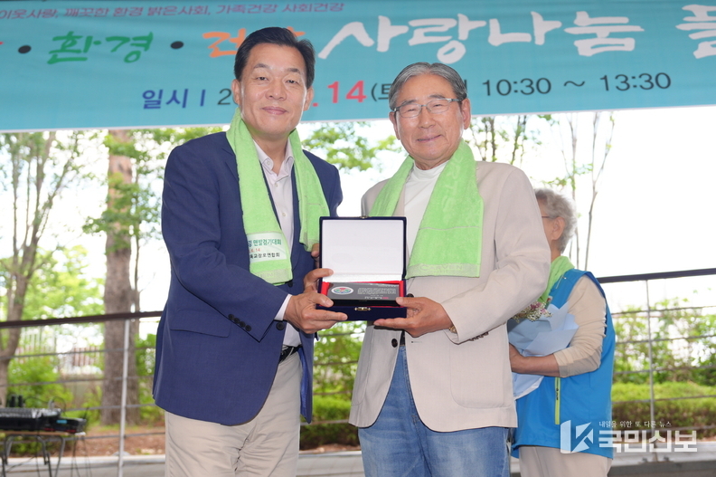 이재준 수원시장, 맨발걷기국민운동본부로부터 맨발걷기문화 확산 감사패 받아.
