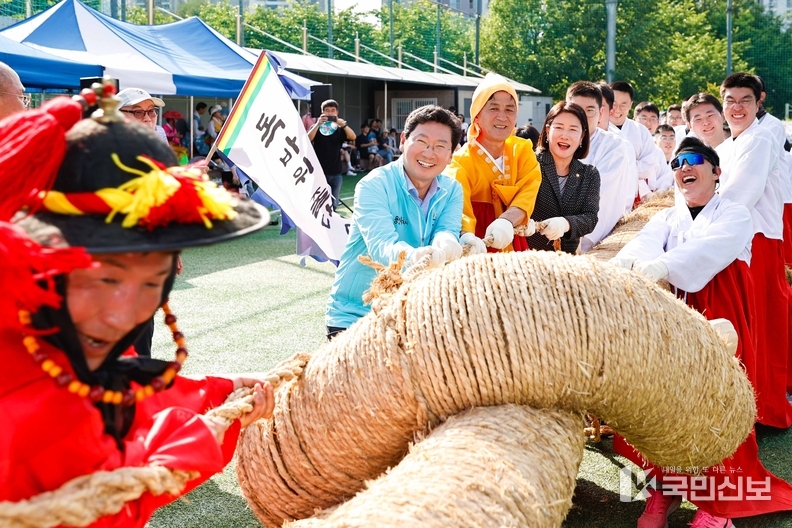이상일 용인특례시장이 14일 '독바위 민속줄다리기 한마음 축제'에서 줄다리기 경기에서 용줄 선두에서 줄을 당기고 있다.)