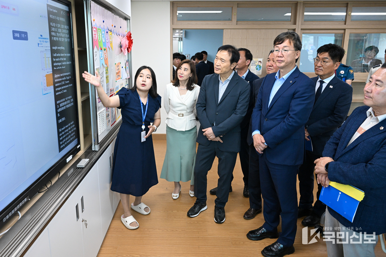 이민근 안산시장과 임태희 경기도교육청 교육감, 박해철 국회의원 등이 경기한국어랭귀지스쿨을 둘러보며 교육환경을 점검하고 있다.