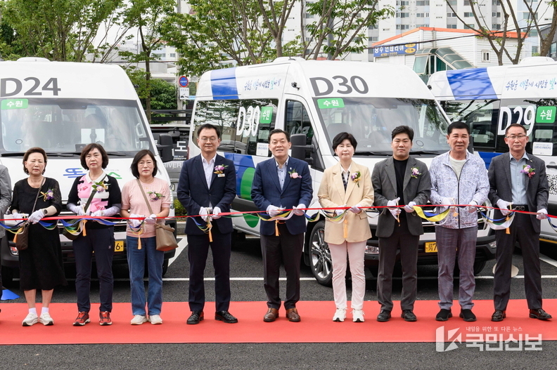 이재준 시장(가운데), 백혜련 의원(오른쪽 4번째) 등 참석자들이 개통식에서 테이프를 자르고 있다.