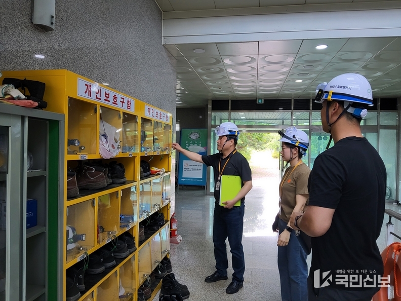  화성특례시 관계자가 하수과 수질보호센터에서 시설 안전관리자 및 보건관리자가 참석한 가운데 안전보건 현장점검을 하고 있다.