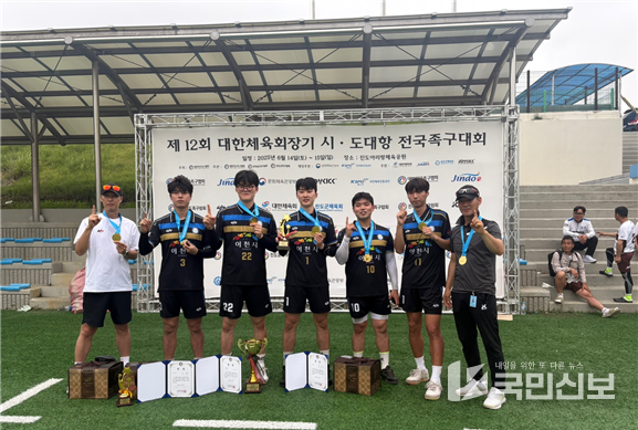 이천시민족구단, 전국족구대회 남자체전부 우승1(왼쪽부터 공격수 강세구, 좌수비 이동렬, 세터 신훈, 공격수 서영빈, 우수비 원현영, 수비수 문태성, 감독 김종일).
