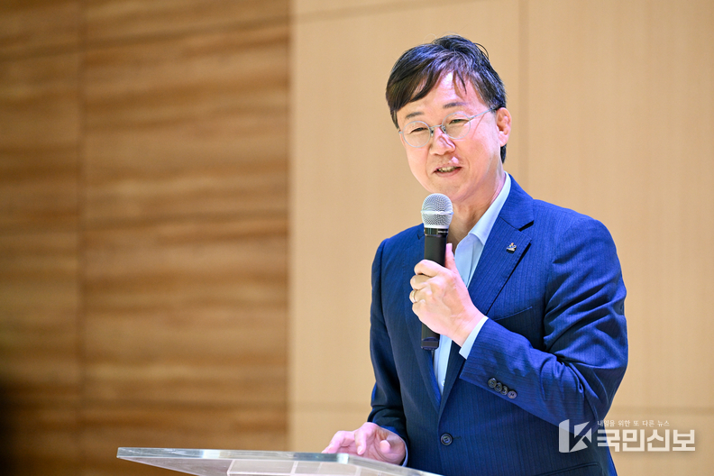 이민근 안산시장이 원곡초등학교 준공식에서 인사 발언을 진행하고 있다.
