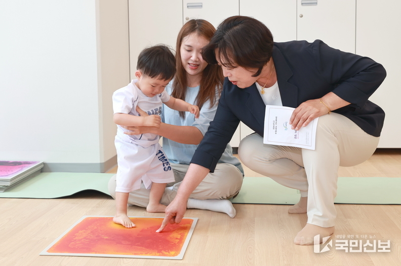 <strong>신계용 과천시장 과천시 육아종합지원센터 프로그램 참여.</strong>