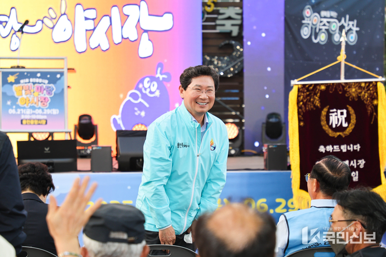 이상일 시장은 27일 용인중앙시장 별빛마당 야시장 축제에 참석해 시민들과 소통을 이어갔다.