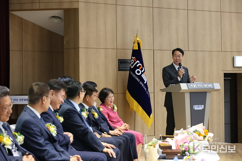 정명근 화성특례시장이 27일 시청 대강당에서 열린 ‘2025년 상반기 공직자 퇴임식’에서 퇴임 공무원들에게 감사의 인사를 전하고 있다
