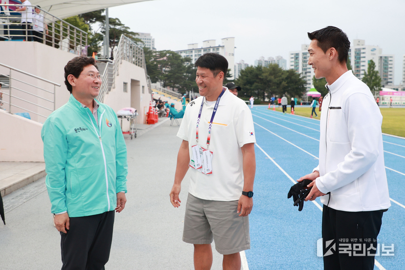  이상일 시장이 지난 5월 29일 구미에서 열린 '아시아육상경기선수권대회'를 찾아 우상혁 선수를 격려하는 모습.