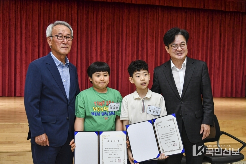(재)김포시민장학회는 7월 10일 김포시청 본관 3층 대회의실에서 ‘2025년도 장학증서 수여식’을 개최했다.