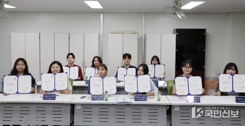 행복 나누리 재능교육단 장학생 리더단 위촉 사진.