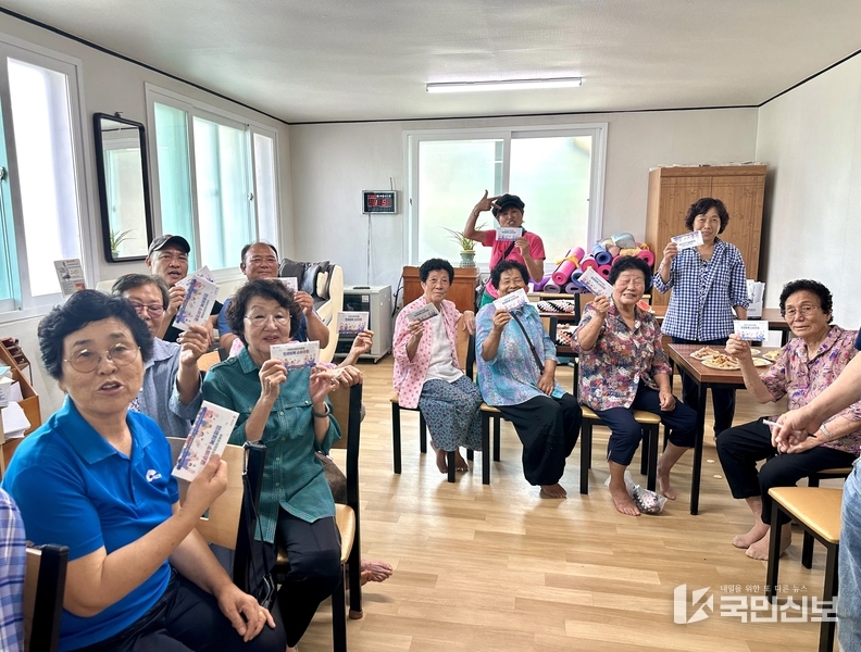 보성군, 경로당·시설 방문해 민생회복 소비쿠폰 100% 지급 총력_보성군은 ‘2025년 민생회복 소비쿠폰’ 신청을 보다 신속하고 촘촘하게 추진하기 위해 읍면 경로당과 마을회관 등을 중심으로 찾아가 현장 행정을 시행하고 있다.
