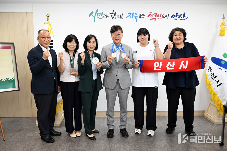  이민근 안산시장(오른쪽 세번 째)이 1일 김하윤 선수(오른쪽 두번 째)로부터 메달을 전달받고 함께 기념촬영을 하고 있다.