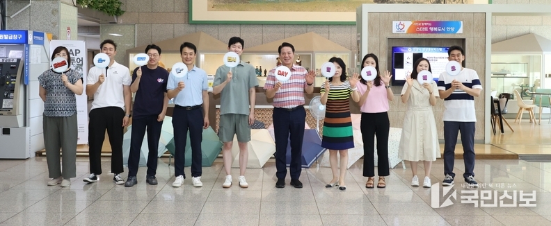 최 시장과 직원들은 손부채를 들고 하절기 복장 간소화를 독려했다.