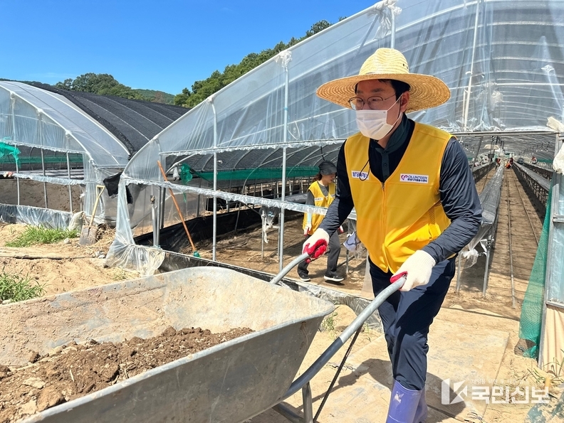 정명근 화성특례시장이 자원봉사자들과 함께 경남 합천군 수해현장을 찾아 복구 작업에 동참하고 있다.