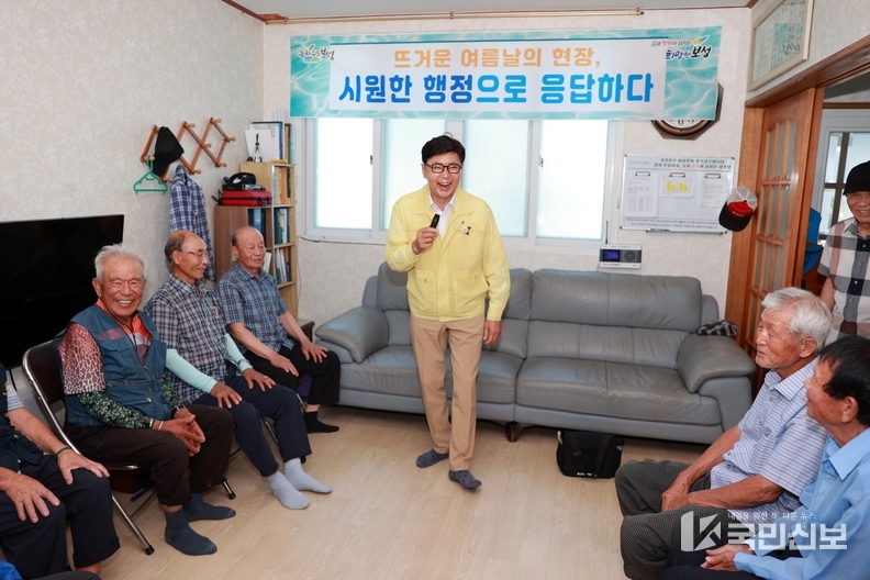 김철우 보성군수가 무더위 쉼터를 점검하고 있다.