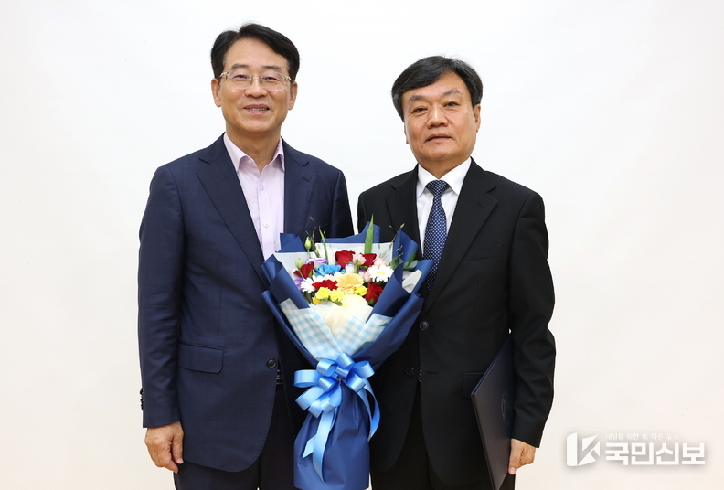  강진원 강진군수(왼쪽)와 강진군문화관광재단 김기태 신임 대표이사.