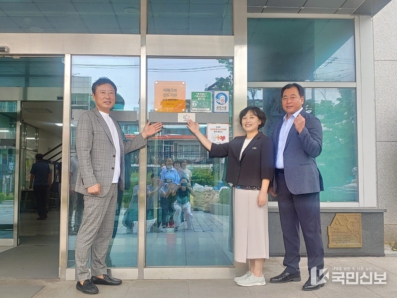(좌측부터) 장경국 관양동 주민자치위원장 정현숙 관양동장 김웅주 치매안심마을 운영위원장.