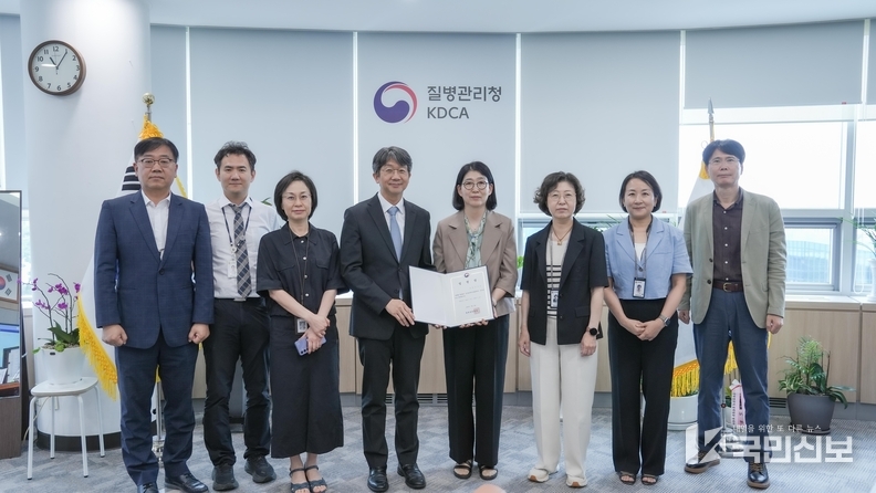 <좌로부터 김도근 공공백신개발지원센터장, 장희창 국립감염병연구소장, 임숙영 질병관리청 차장, 임승관 질병관리청장, 이기은 국가첨단백신개발센터장, 박현영 국립보건연구원장, 이유경 백신연구개발총괄과장, 신행섭 가첨단백신개발센터 사무국장>