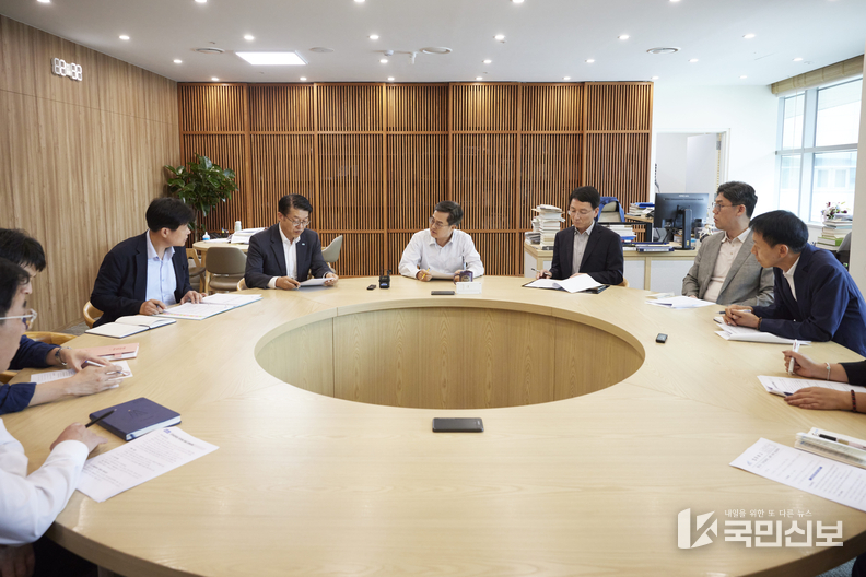 3일 오후 경기도청 집무실에서 김동연 경기도지사가 ‘근로감독권 실행 전략 점검회의’를 주재하고 있다.