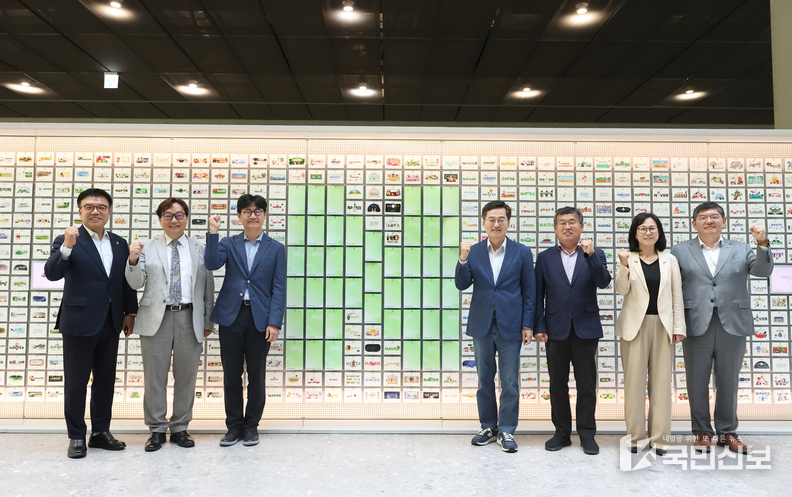 3일 오전 네이버 1784에서 열린 2025년 제2차 경기도 기후위기대응위원회 전체회의에서 김동연 경기도지사와 기후위기대응위기 위원회 위원들과 함께 기념촬영을 하고 있다.