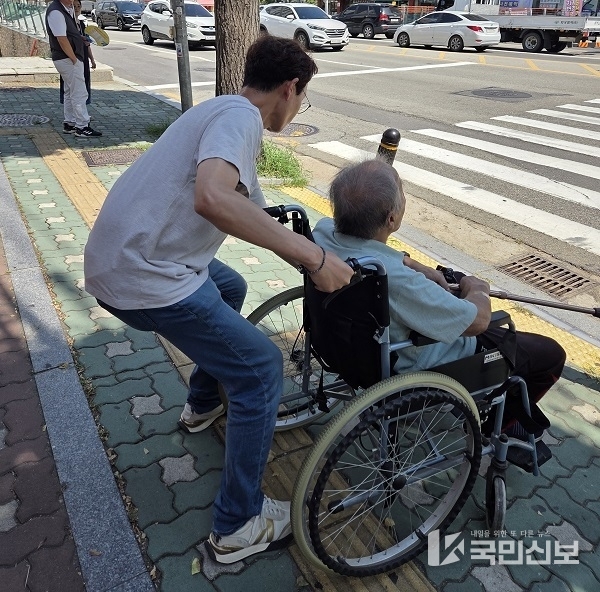 <strong>폭염속 어르신 돕는 사진.</strong>