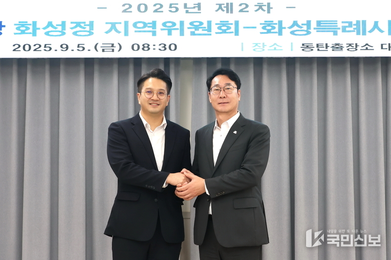 정명근 화성특례시장(우측)이 전용기 국회의원(좌측)과 함께 기념촬영을 하고 있다.