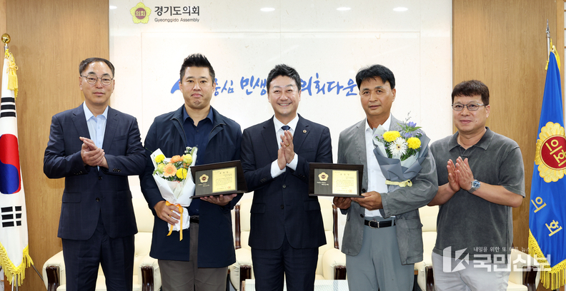 김진경 의장, 시흥 공동체 리더인 이화수, 신철균 회장에 지역발전 유공 표창 수여.