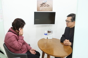 김동연, ‘간병 SOS 프로젝트’ 첫 수혜자 만나 격려